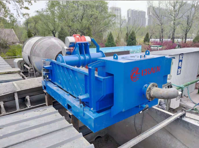 鉆井固控泥漿振動篩現(xiàn)場視頻